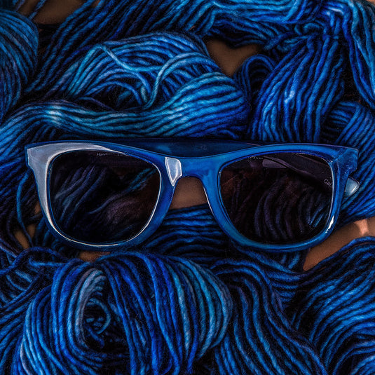 Lukka Navy – okyanus mavisiyle tasarlanmış minimal ve ekolojik güneş gözlüğü