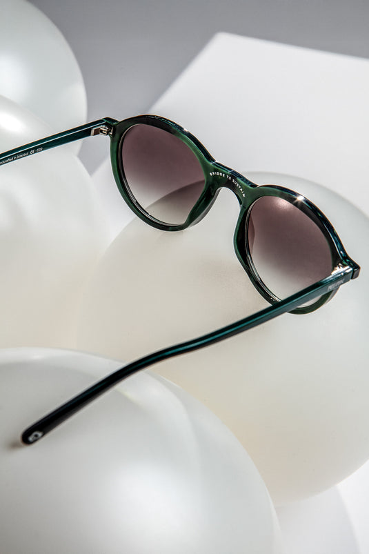 Caria Forest güneş gözlüğü, çevreye duyarlı üretim ve yüksek UV koruma sunar