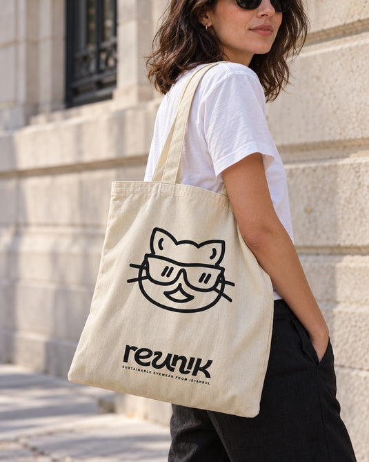 Omzunda kedi baskılı Arzawa bez çanta taşıyan kadın, İstanbul sokağında